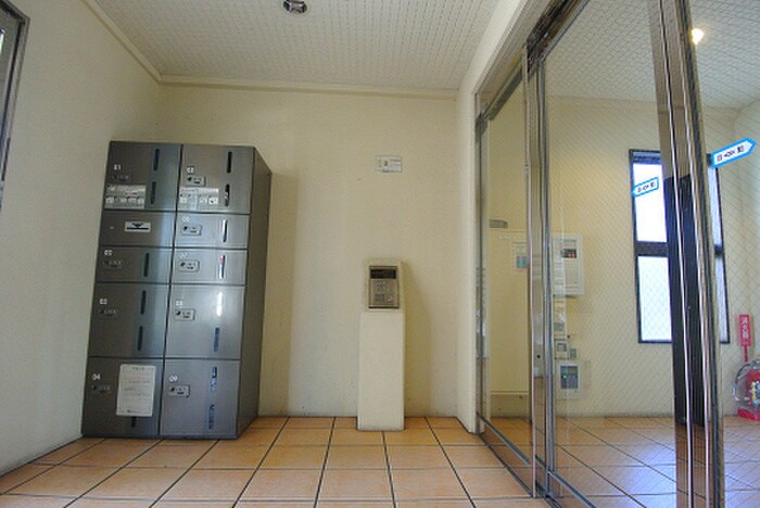 物件外観写真6　(エントランス部分)