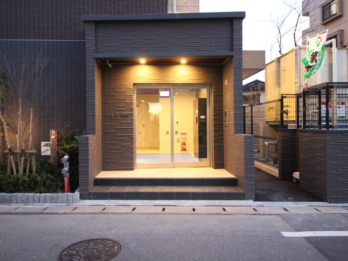 物件外観写真3　(エントランス部分)