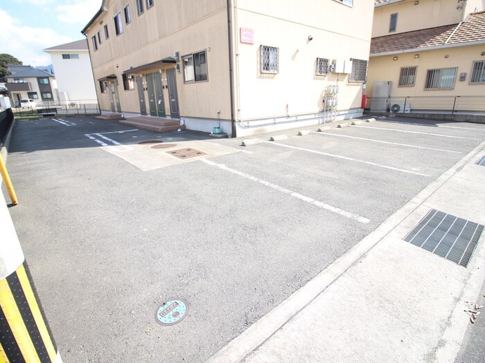 物件外観写真2　(駐車場)