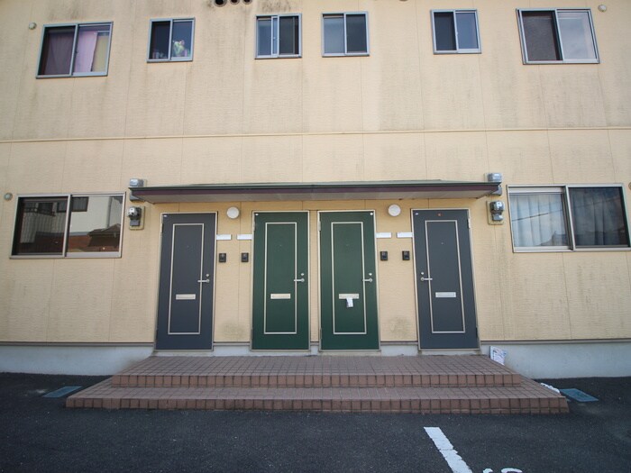 物件外観写真3　(エントランス部分)