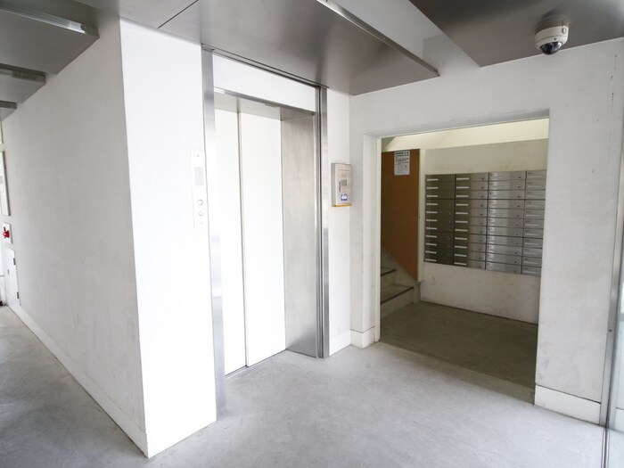 光第６ビルのエントランス部分