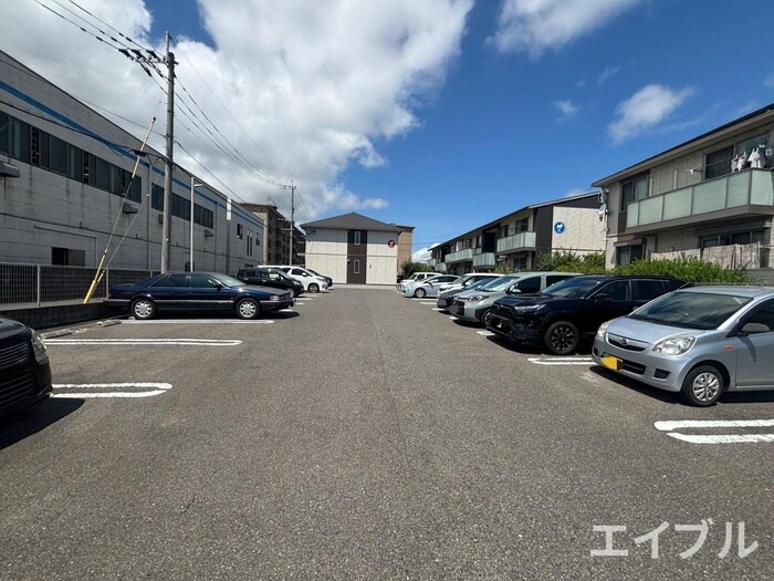 物件外観写真2　(駐車場)