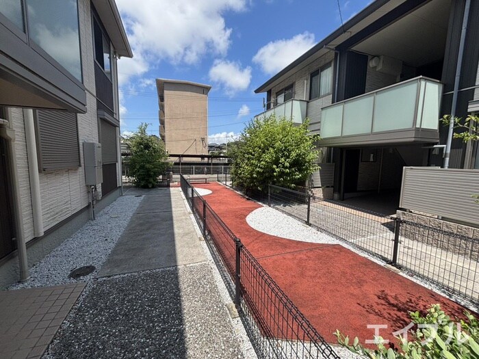 物件外観写真4　(エントランス部分)