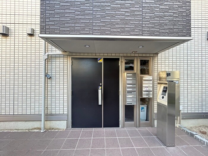 物件外観写真3　(エントランス部分)