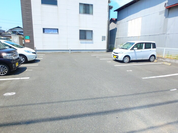 物件外観写真3　(駐車場)