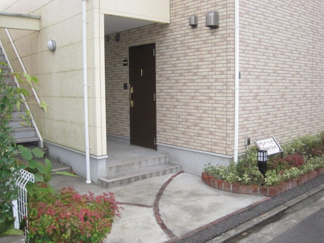 物件外観写真2　(エントランス部分)