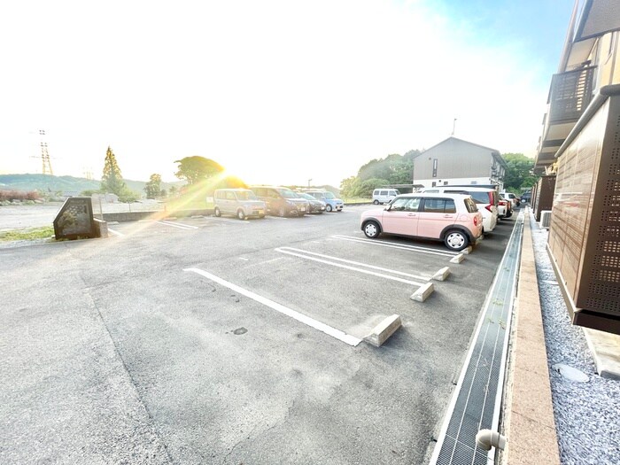 物件外観写真2　(駐車場)