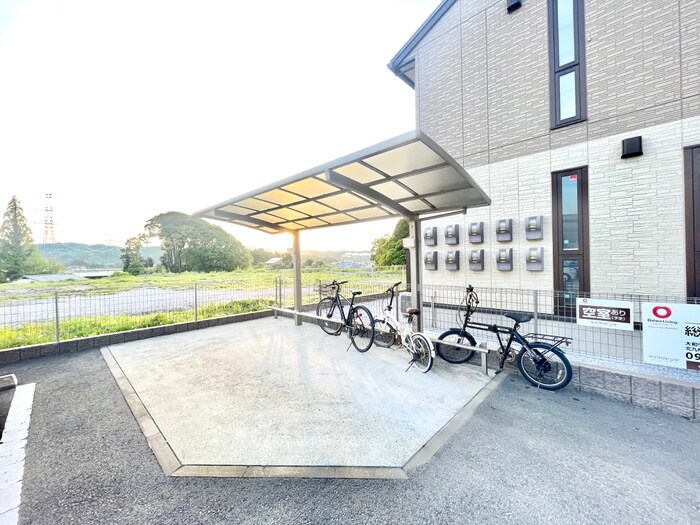 物件外観写真3　(駐輪場)