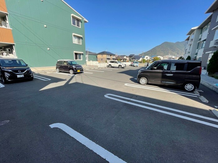 物件外観写真2　(駐車場)