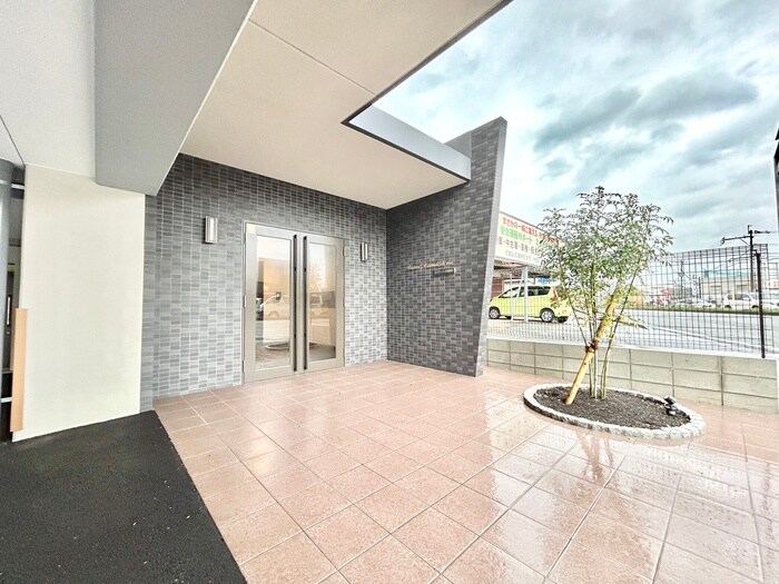 物件外観写真3　(エントランス部分)