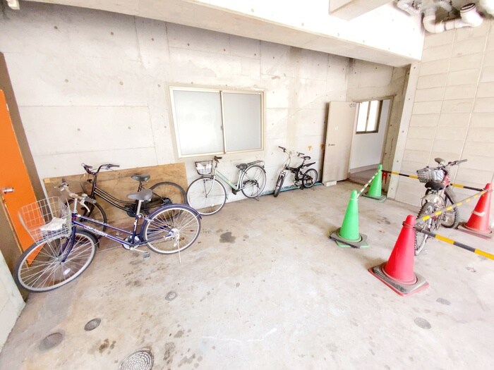 物件外観写真3　(駐輪場)