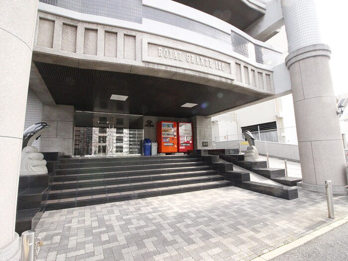 物件外観写真2　(エントランス部分)