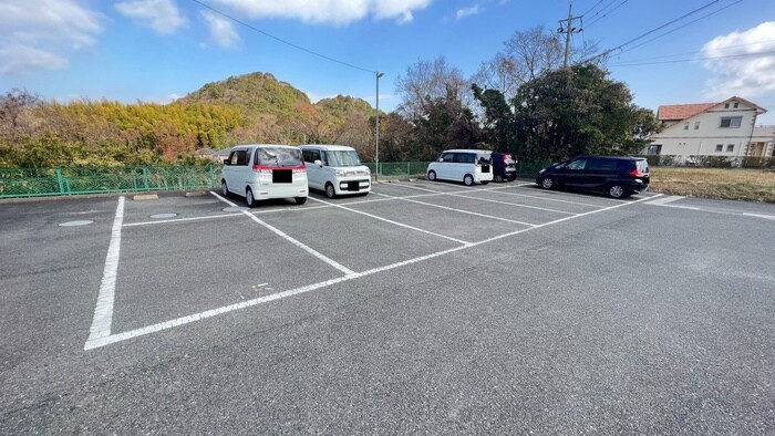 物件外観写真3　(駐車場)