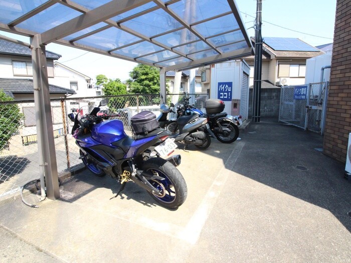 物件外観写真2　(バイク置き場)