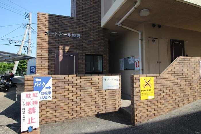 物件外観写真3　(エントランス部分)