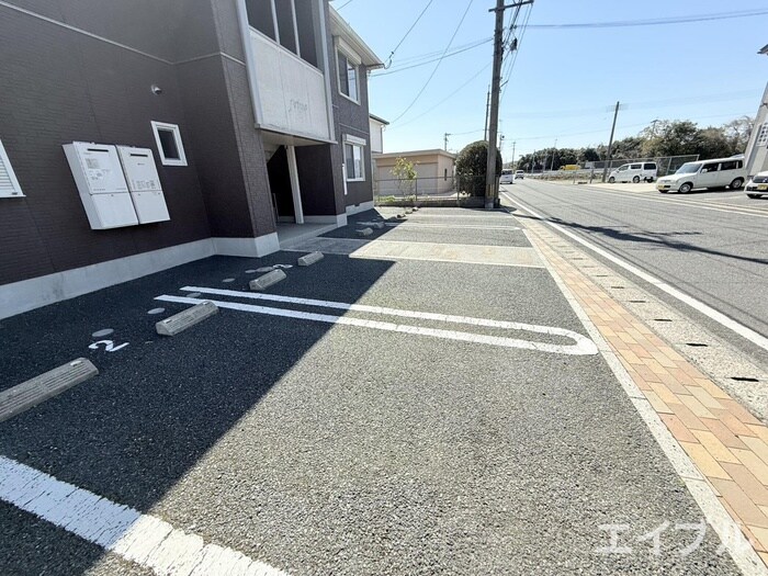 物件外観写真3　(駐車場)