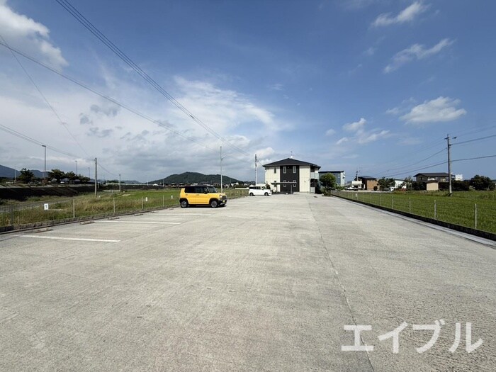 物件外観写真2　(駐車場)