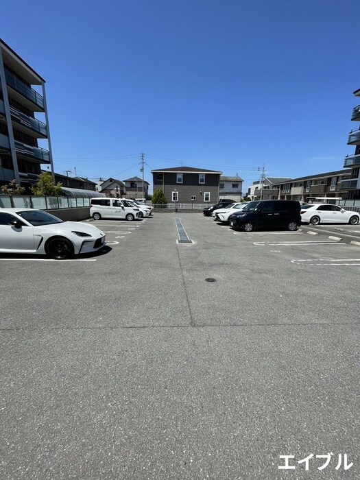 物件外観写真2　(駐車場)