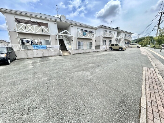 物件外観写真2　(駐車場)