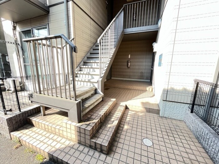 物件外観写真2　(エントランス部分)