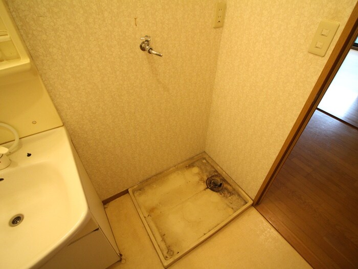 物件内観写真14　(洗濯機置場)