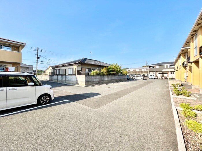 物件外観写真2　(駐車場)