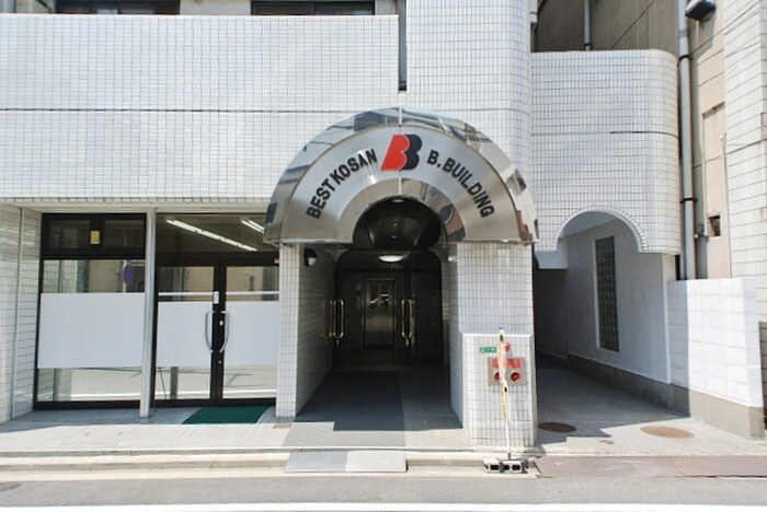 ベスト興産ビルのエントランス部分