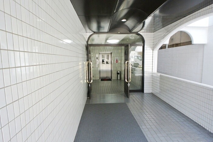 物件外観写真3　(エントランス部分)