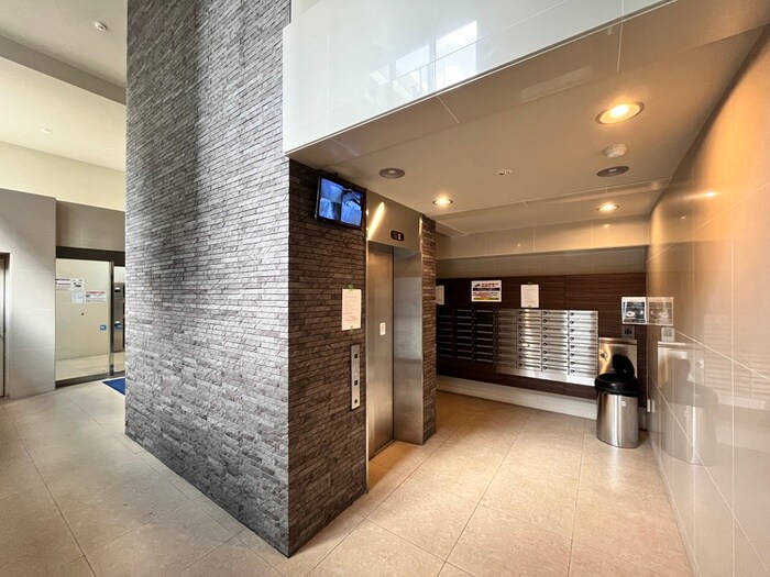 物件外観写真4　(エントランス部分)