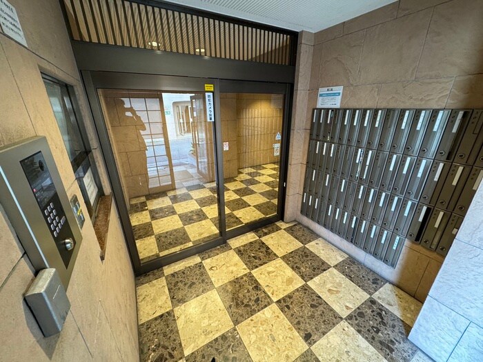 物件外観写真4　(エントランス部分)