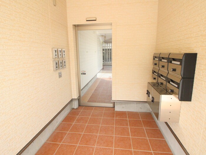 物件外観写真6　(エントランス部分)