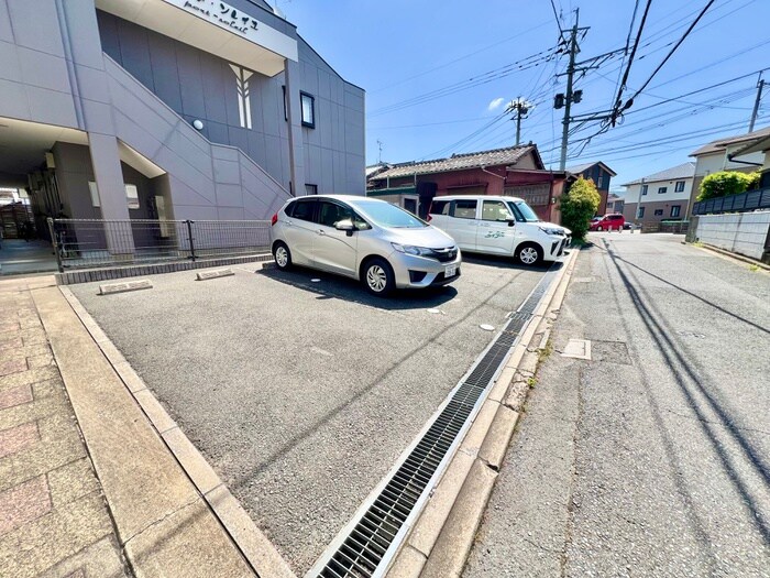 物件外観写真2　(駐車場)