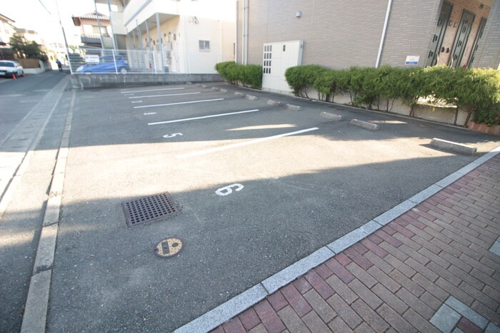物件外観写真2　(駐車場)