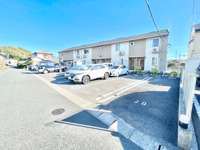 物件外観写真2　(駐車場)