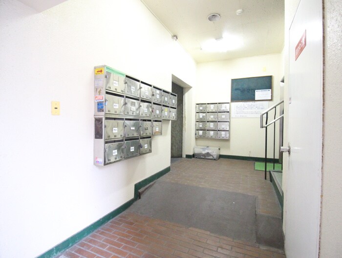 物件外観写真2　(エントランス部分)