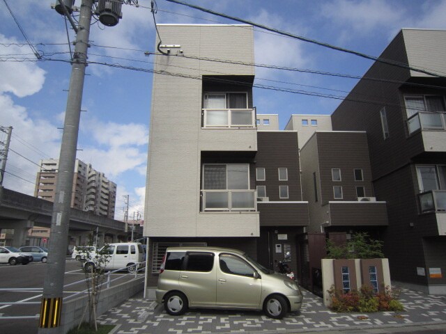 物件外観写真2　(駐車場)