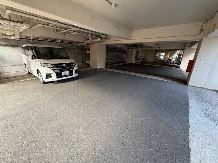 物件外観写真4　(駐車場)