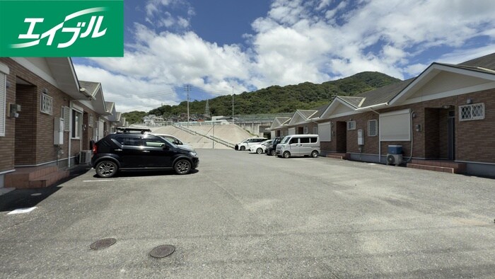 物件外観写真2　(駐車場)