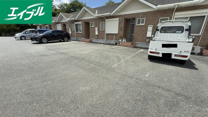 物件外観写真6　(駐車場)