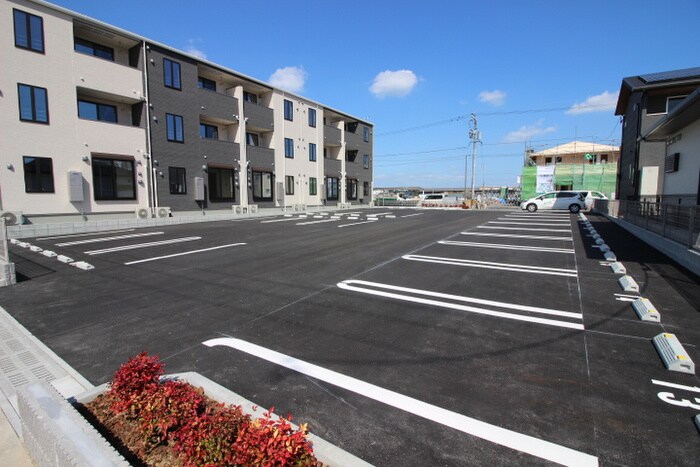 物件外観写真2　(駐車場)