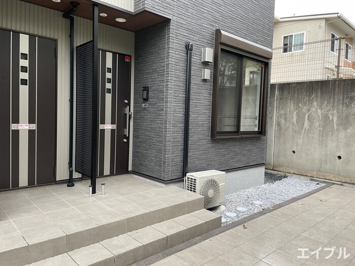 物件外観写真2　(エントランス部分)