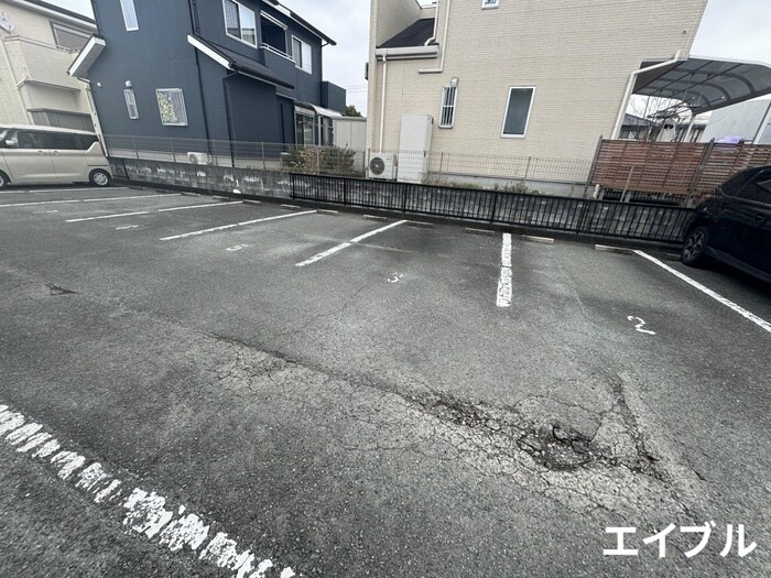 物件外観写真2　(駐車場)