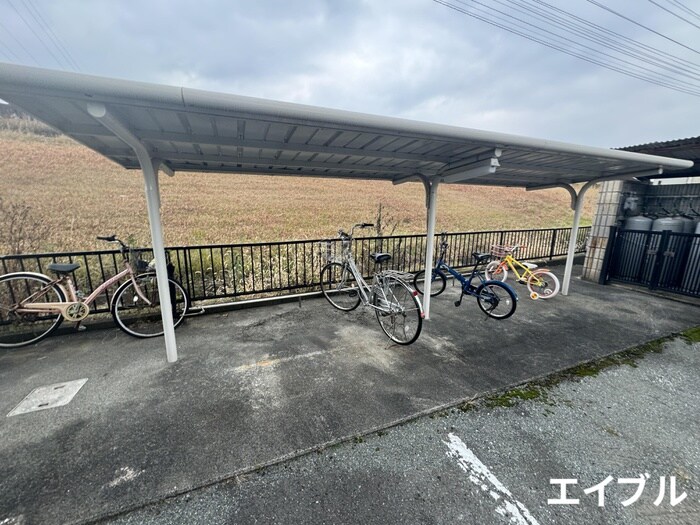 物件外観写真3　(駐輪場)