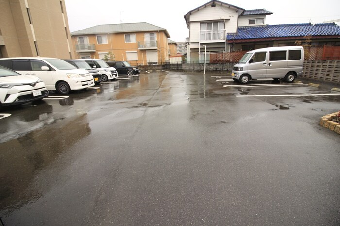 物件外観写真2　(駐車場)