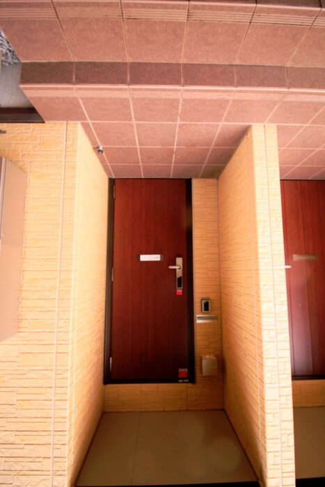 物件外観写真6　(エントランス部分)