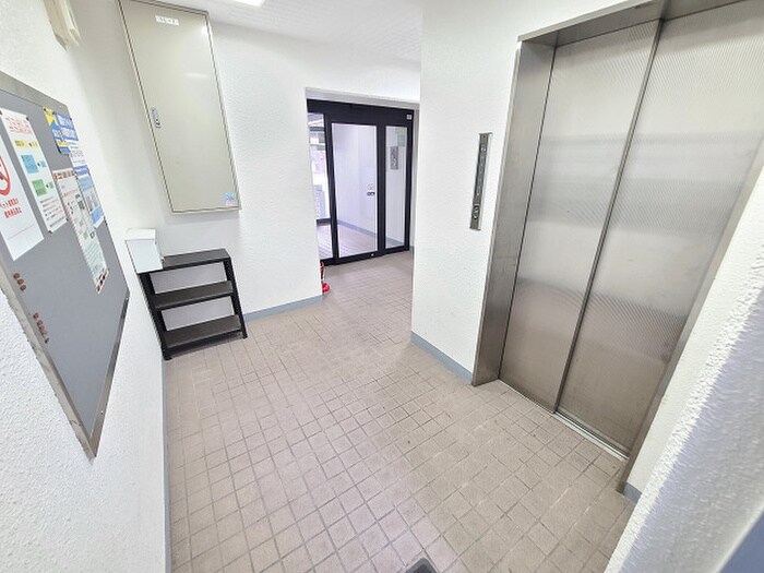 物件外観写真2　(エントランス部分)