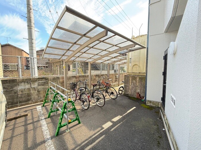 物件外観写真3　(駐輪場)