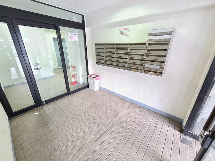 物件外観写真5　(エントランス部分)