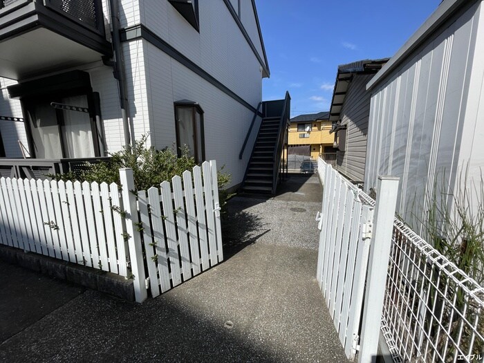 物件外観写真3　(エントランス部分)