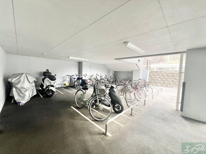 物件外観写真4　(バイク置き場)